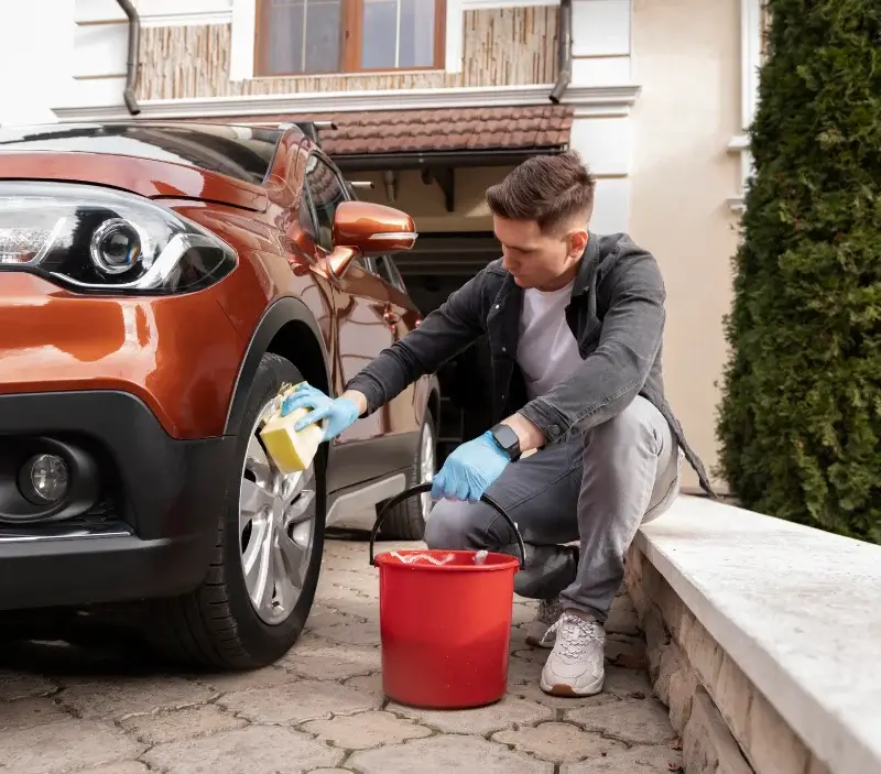 Lavage auto à domicile Pouillé-les-Côteaux : professionnel intervenant sur un véhicule